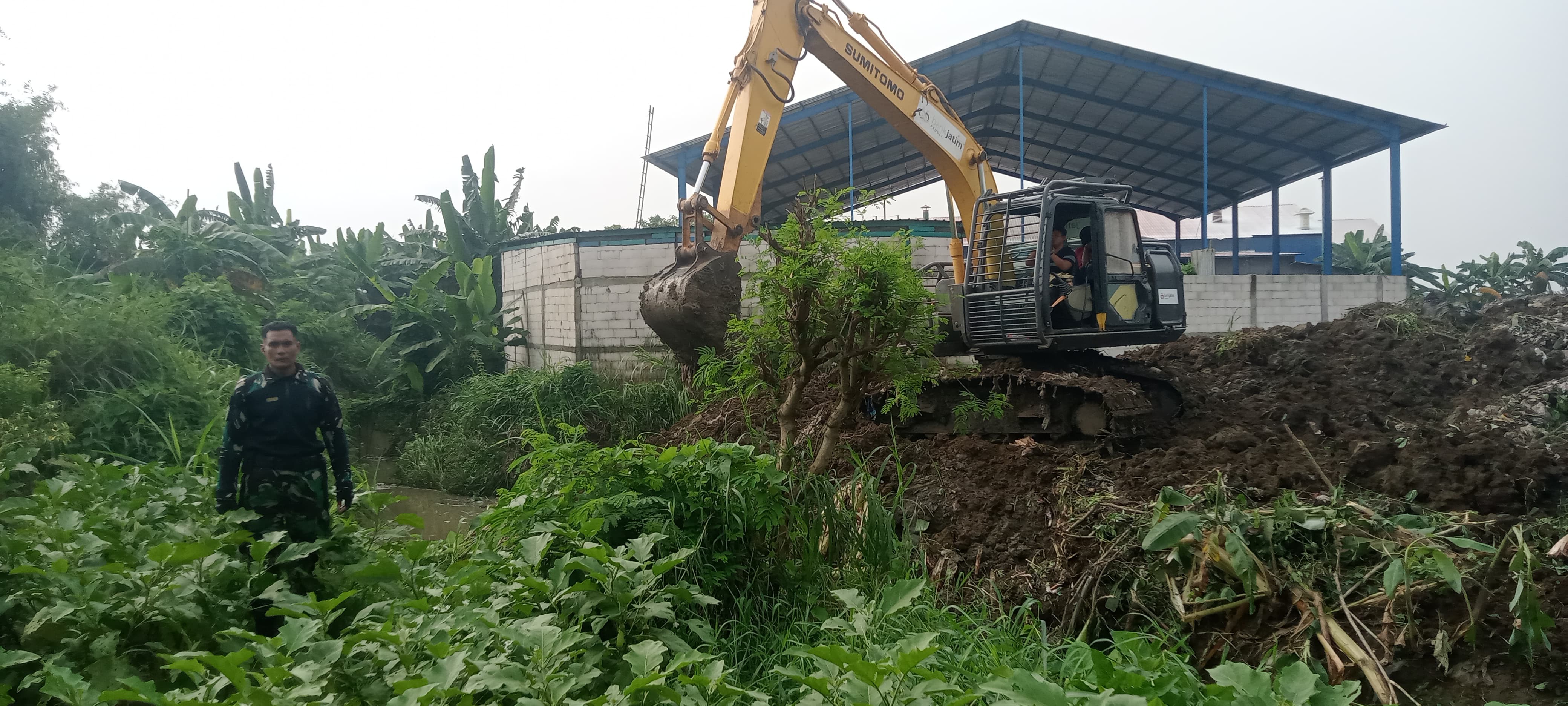 Babinsa Gempolkurung Pantau Kegiatan Normalisasi Sungai untuk Cegah Banjir