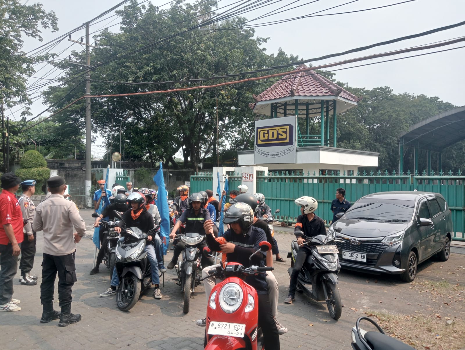 Polres Pelabuhan Tanjung Perak Pam Jalur dan Kawal Peserta Peringatan May Day di Surabaya