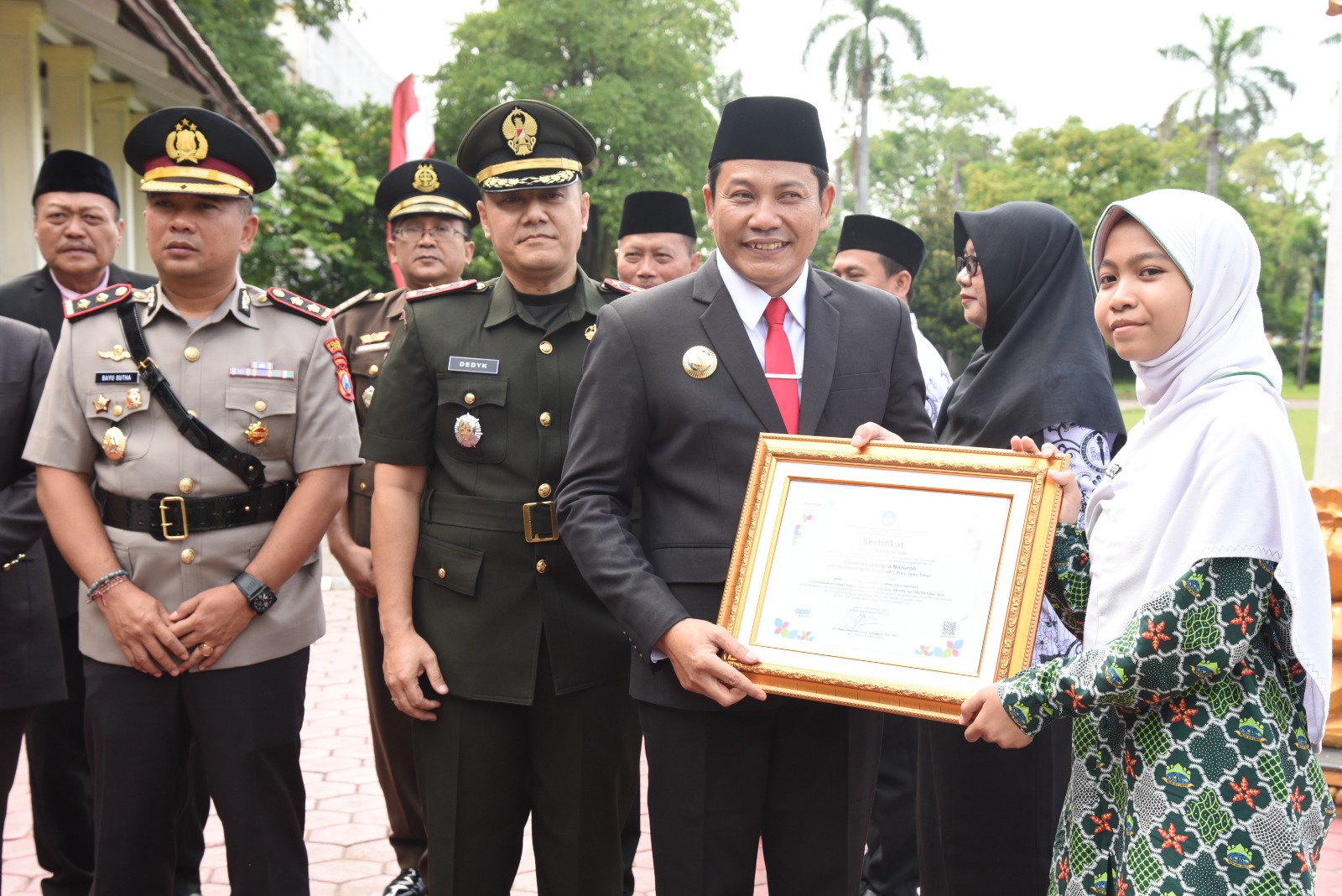 Hari Pendidikan Nasional, Bupati Subandi Serahkan Penghargaan Kepada Guru dan Siswa