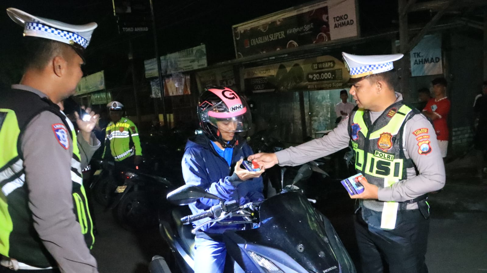Tidak Hanya Razia, Polres Bangkalan Beri Hadiah Bagi Pengendara Motor Taat Berlalu Lintas