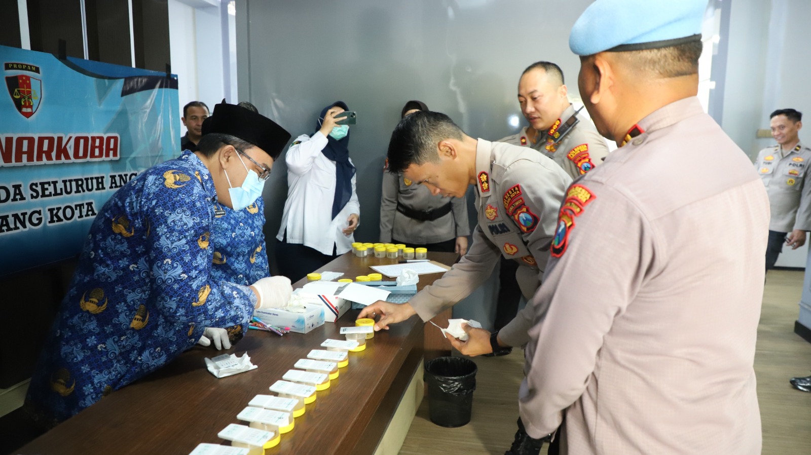 Tegas dan Bersih, 39 Pejabat Utama Polresta Malang Kota Jalani Tes Urine Usai Upacara Kebangkitan Nasional