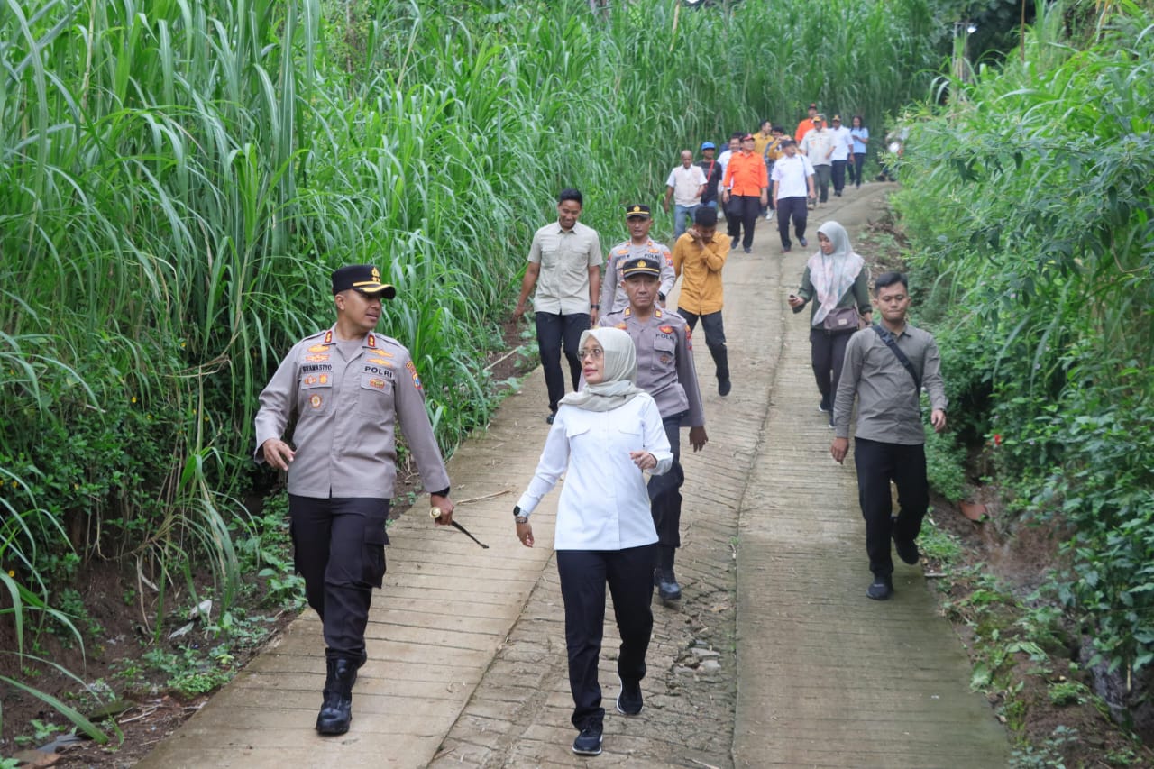 Kolaborasi, Polres Kediri Kota Bersama Pemkab Tangani Bencana Banjir di Mojo