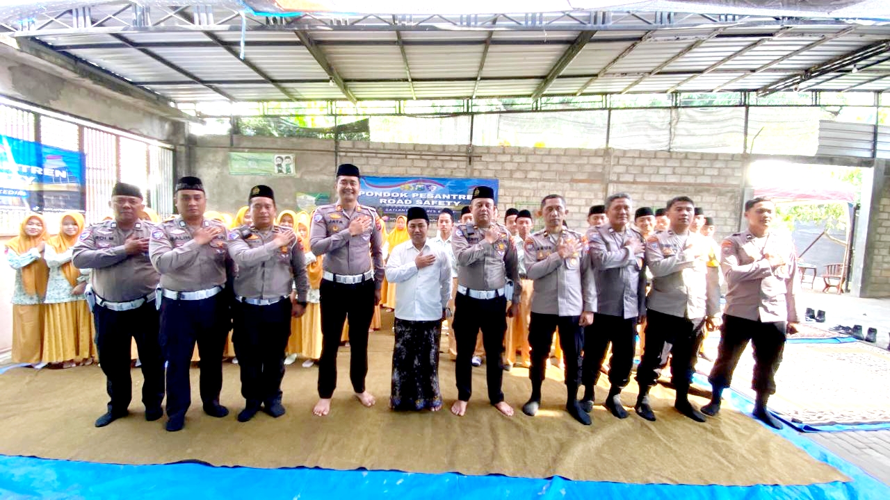 Hardiknas, Polisi Kenalkan Program Keselamatan Berkendara Edukasi Santri di Kediri