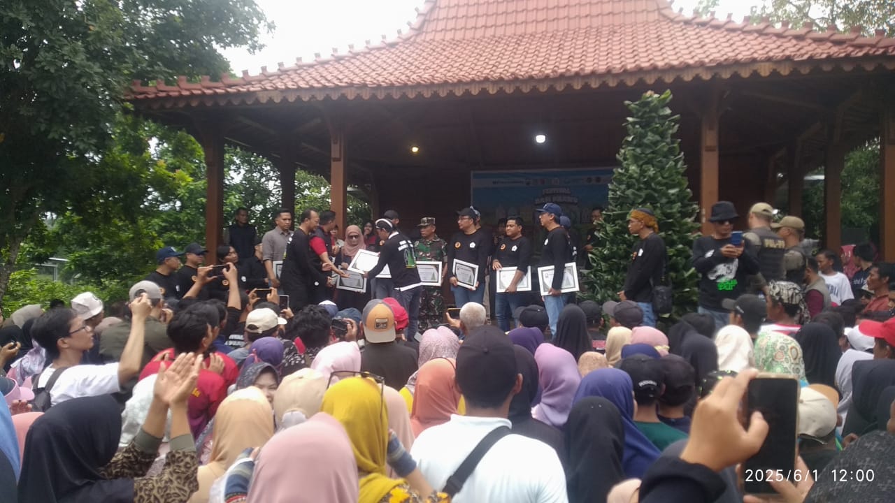 Babinsa Bersinergi Amankan dan Dukung Festival Nasi Krawu di Wagos Gresik