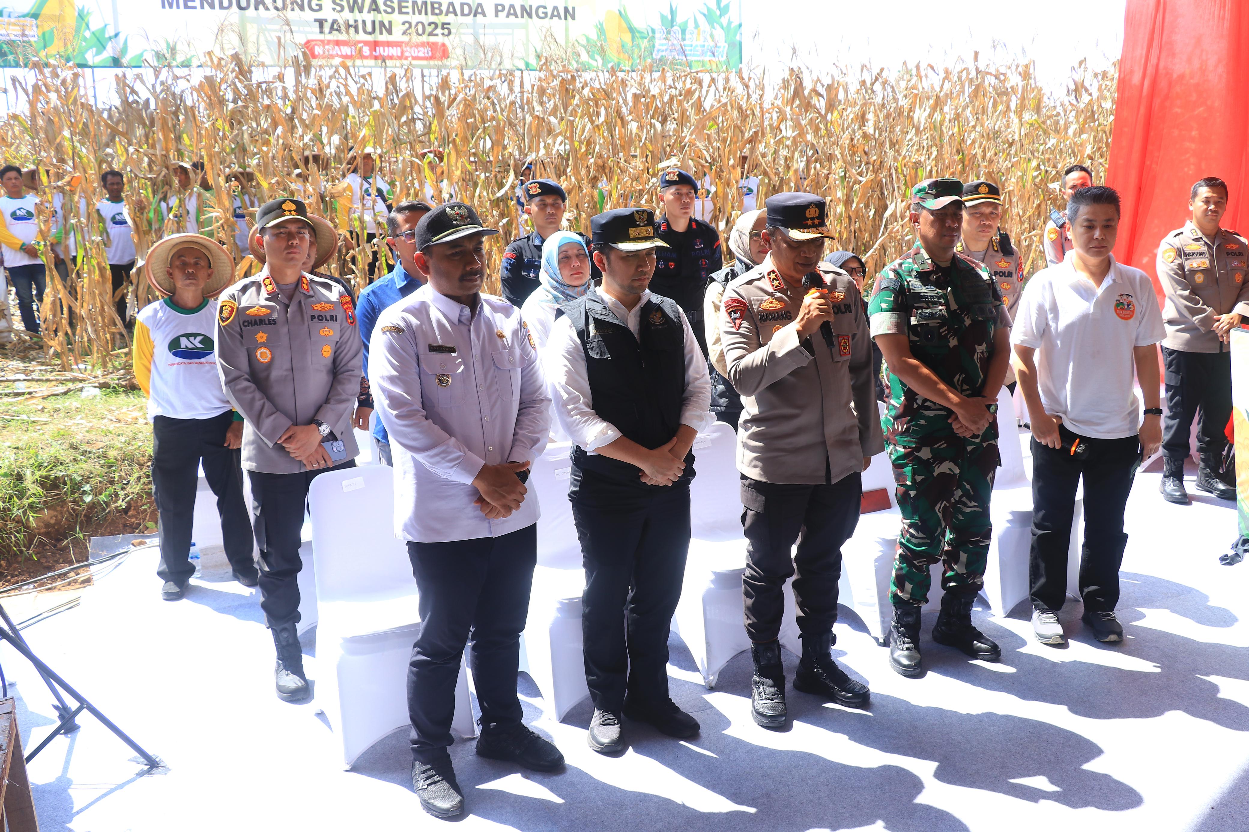 Dukung Swasembada Pangan, Kapolda Jatim Bersama Forkopimda Panen Raya Jagung Kuartal II di Ngawi