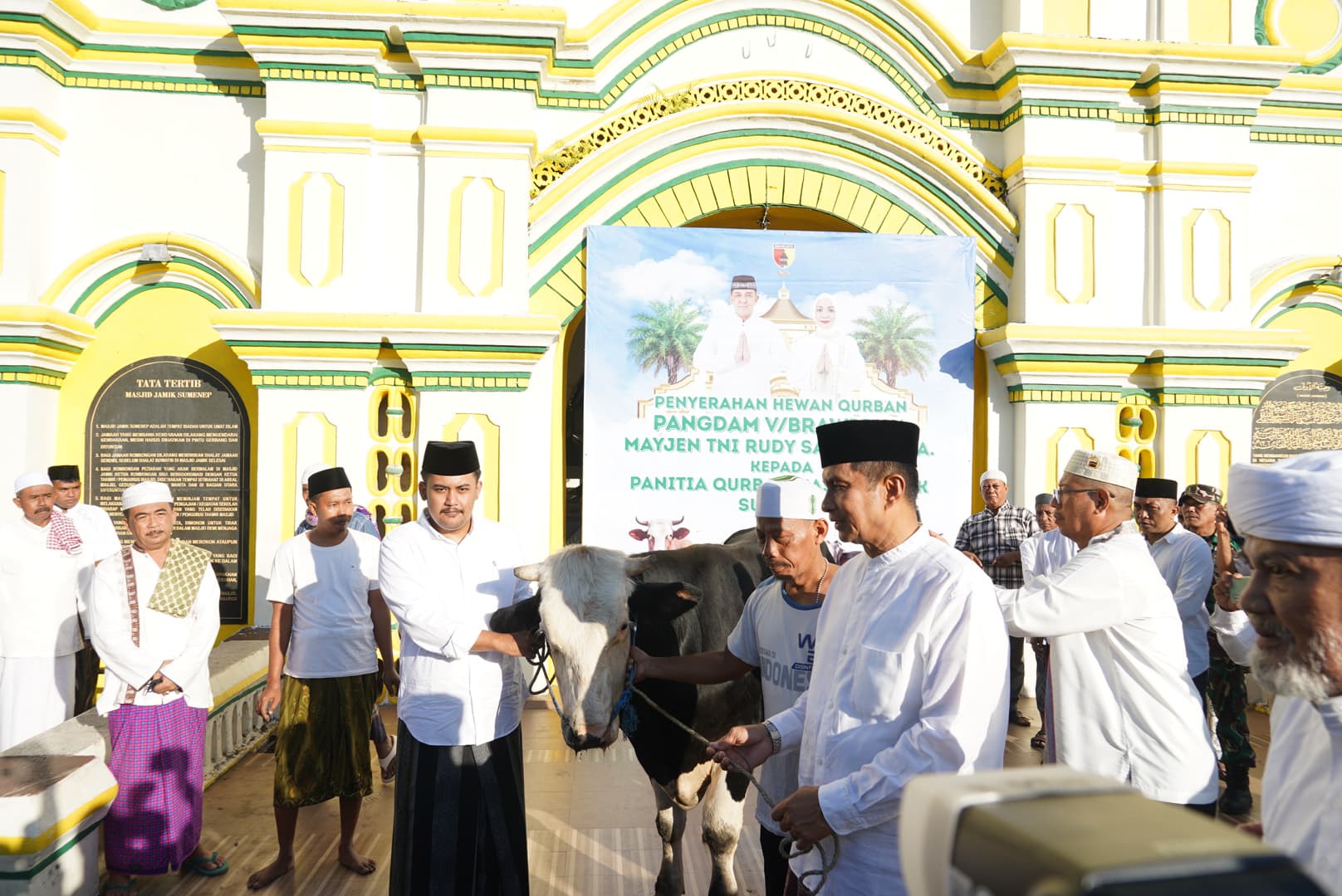 Komandan Korem 084/BJ Laksanakan Sholat Idul Adha dan serahkan hewan korban.