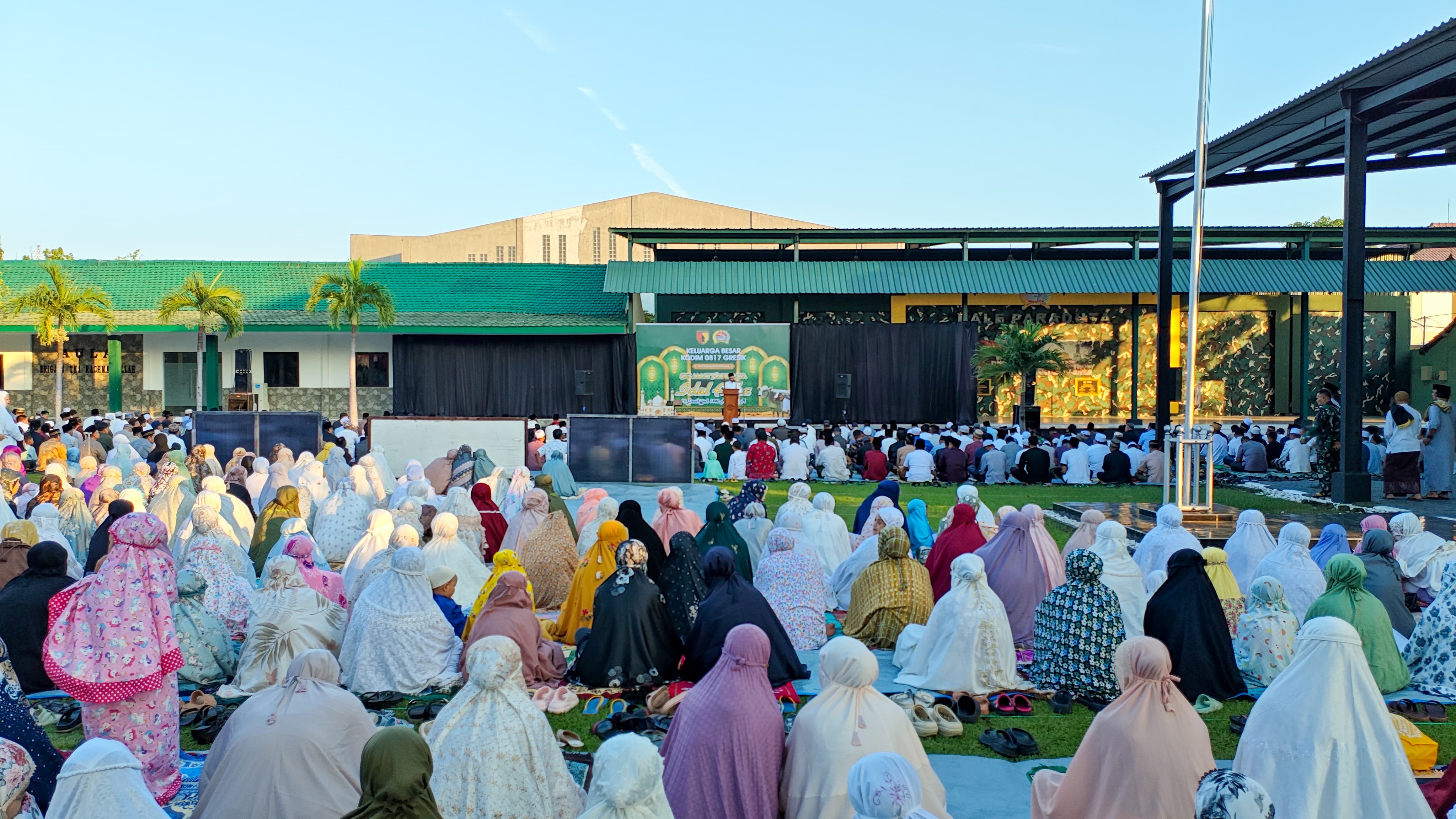 Keluarga Besar Kodim 0817/Gresik Gelar Sholat Idul Adha 1446 H Tahun 2025 di Lapangan Makodim