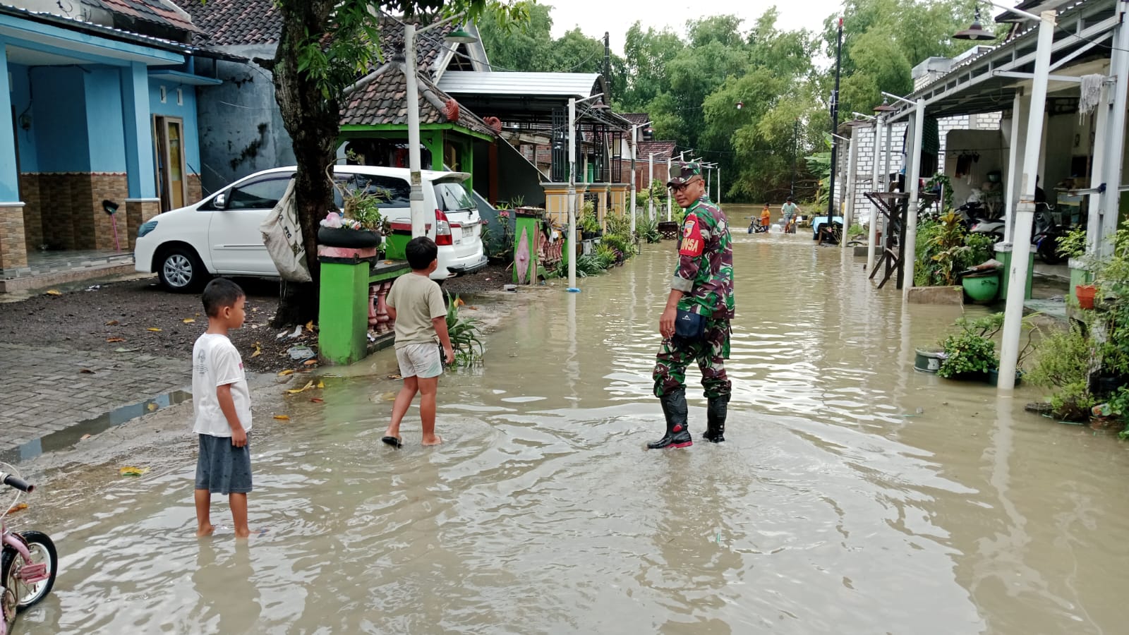 Babinsa Sigap Monitoring Wilayah Terdampak Banjir Luapkan Kali Lamong