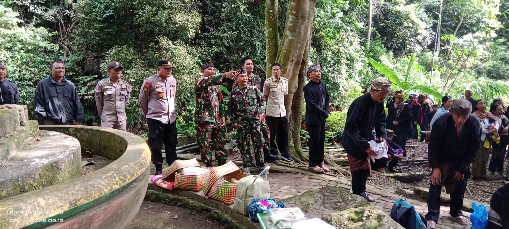 Polres Probolinggo Kawal Kegiatan Adat Mendak Tirta di Air Terjun Madakaripura Jelang Yadnya Kasada