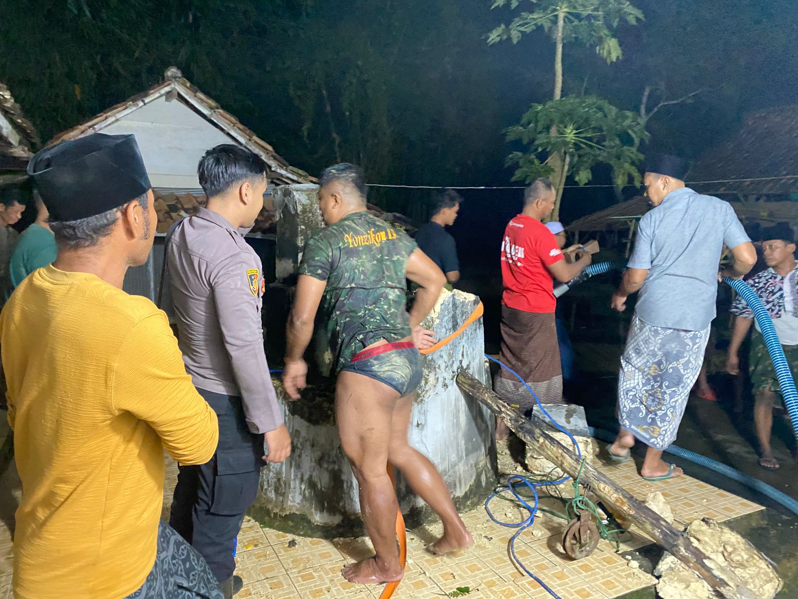 Babinsa Koramil 0829-10/Galis evakuasi korban tercebur Sumur di Desa Kranggan Timur