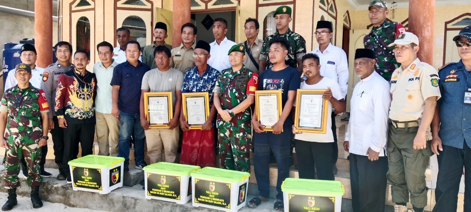 Dandim 0827/Sumenep Serahkan Tali Asih Pangdam V/Brawijaya kepada Nelayan Penemu Sabu di Masalembu