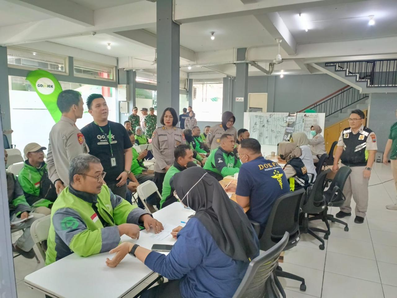 Biddokkes Polda Jatim Gelar Bakti Kesehatan Berkah Bagi Ribuan Ojol di Hari Bhayangkara ke 79*