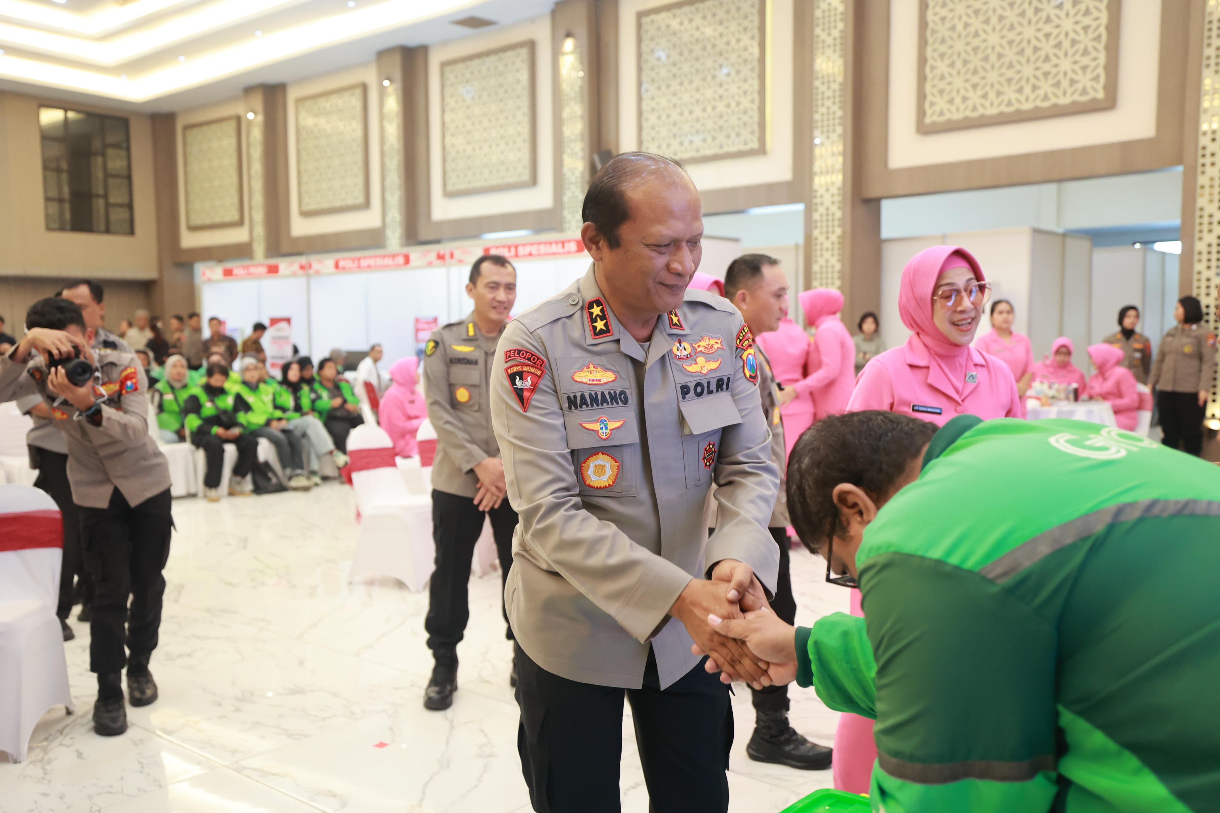 Kapolri Bagikan Sembako dan Alat Bantu Disabilitas di Puncak Bakti Kesehatan