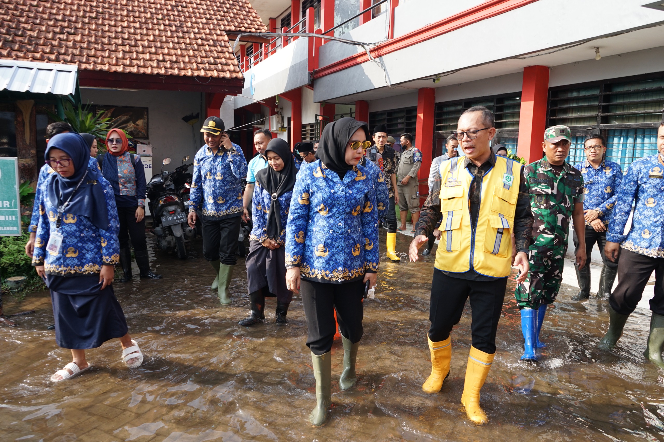 Kunjungan Kerja Wabup Mimik Idayana Ke Sekolah Rawan Banjir di SMPN 2 Tanggulangin