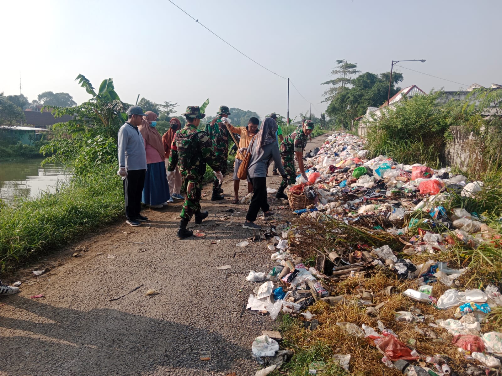 Pelda Sigit Pimpin Babinsa dan DLH Bersihkan Tumpukan Sampah di Pasar Bancaran