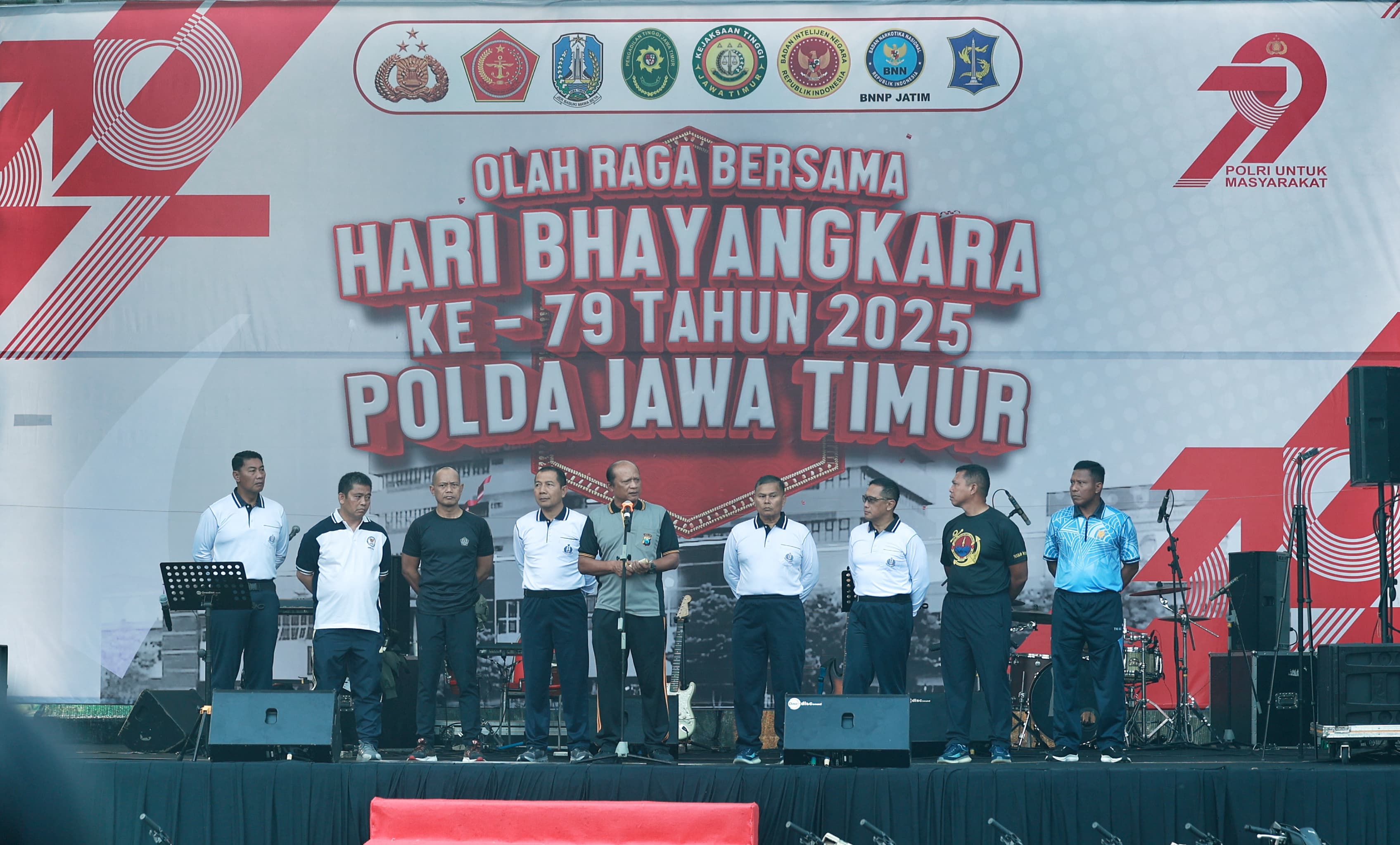 Soliditas Polda Jatim Bersama TNI dan Forkopimda Olahraga Bersama Sambut Hari Bhayangkara ke -79