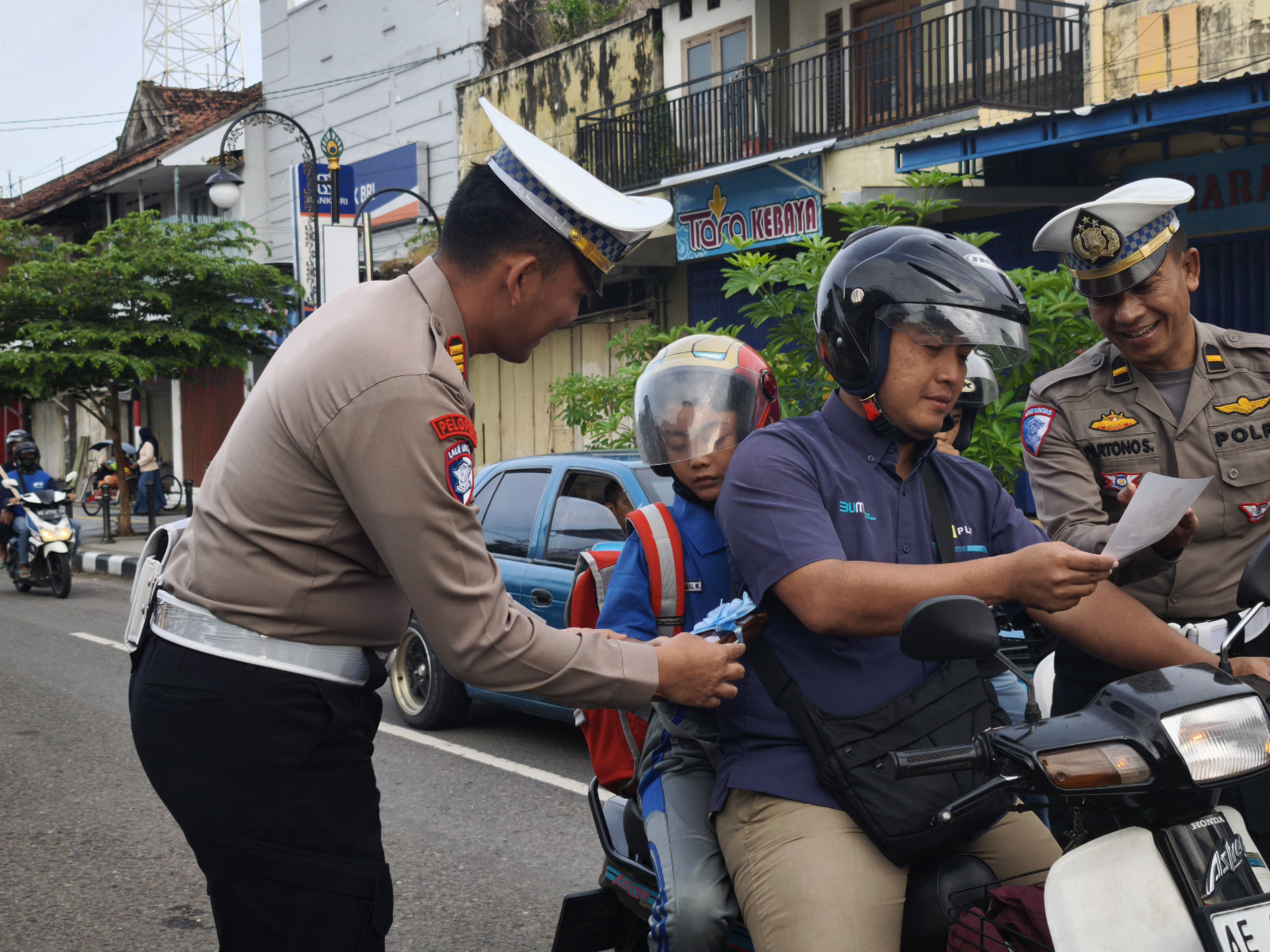 Polres Ponorogo Sampaikan Pesan dan Cinderamata kepada Pengendara di Penghujung Operasi Patuh Semeru 2025