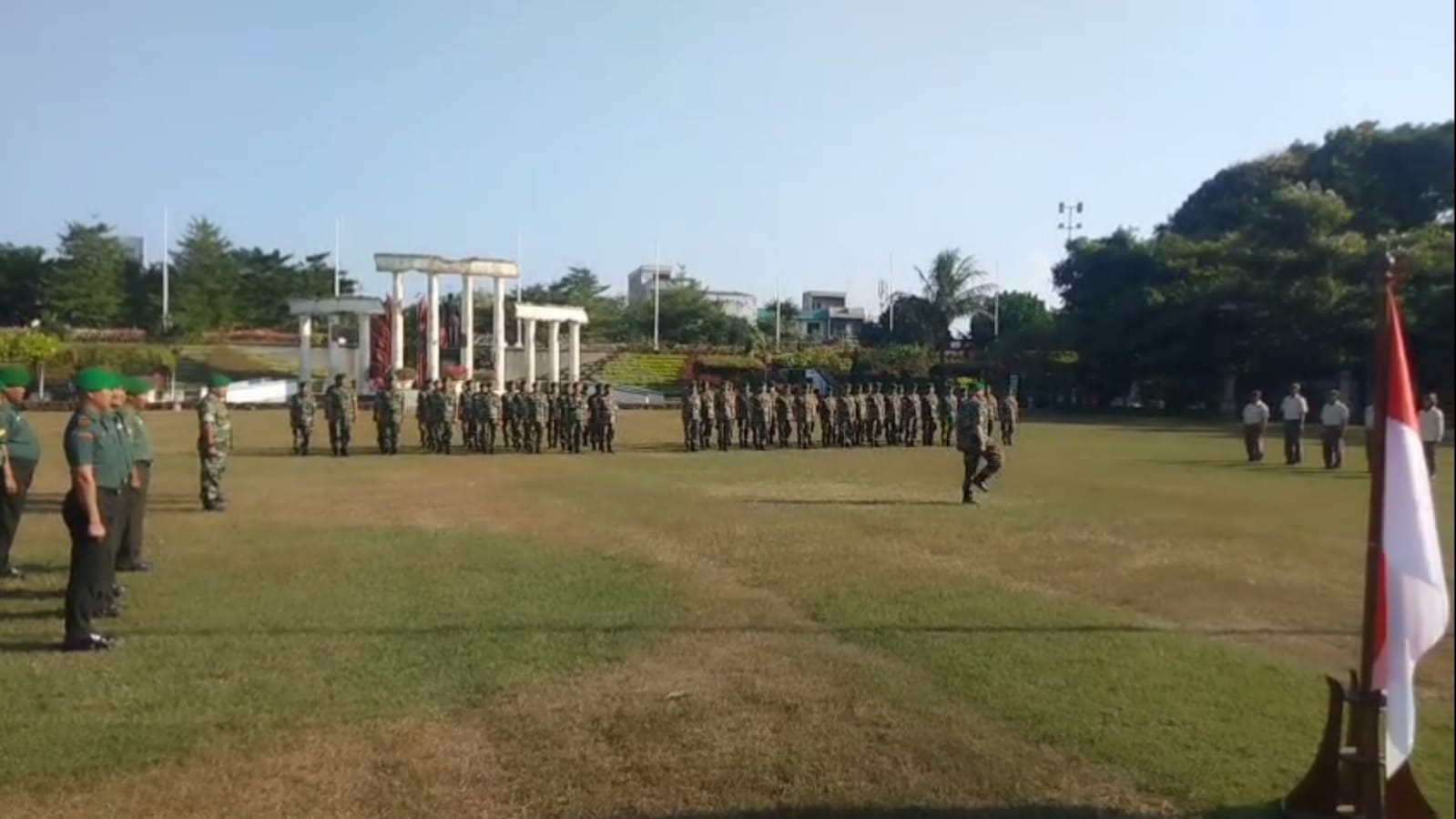 Tugu Pahlawan Jadi Saksi, Dandim Surabaya Wisuda 14 Prajurit Purna Tugas