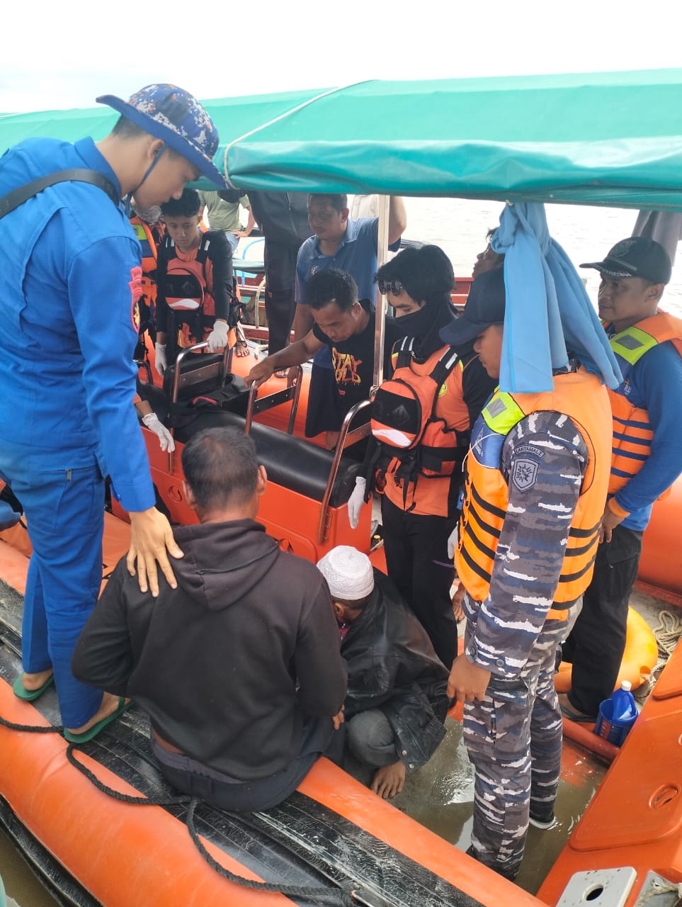 TNI AL Evakuasi Korban Laka Laut di Perairan Trans Jaya