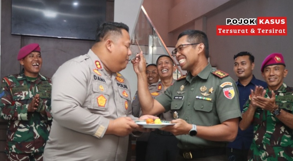 Hadiah HUT Bhayangkara ke-79, TNI Berikan Kejutan Tumpeng Kepada Kapolres Pasuruan