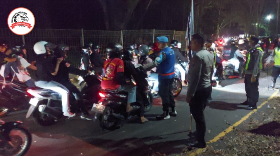 Humanis, Polisi Berhasil Bubarkan Pesilat yang Tutup Akses Jalan Malang – Blitar