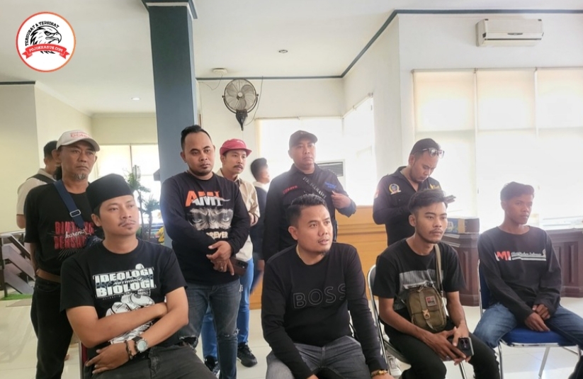 Bersama Ami: Kubur Janji Busuk Dprd Jatim Dengan Sampah