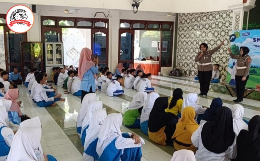Operasi Patuh Semeru 2025 Ditlantas Polda Jatim Edukasi Pelajar Tertib Lalu Lintas