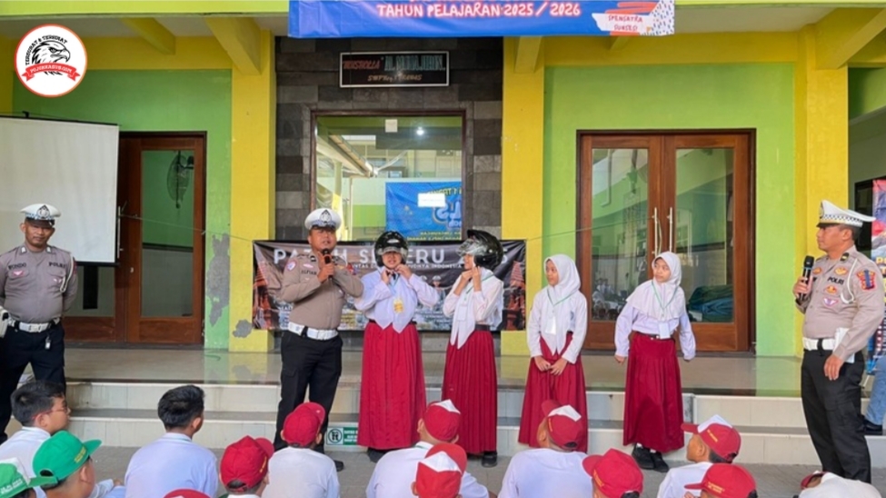Operasi Patuh Semeru 2025, Polres Mojokerto Edukasi Pelajar Tertib Lalin dan Berbagi Helm Gtatis