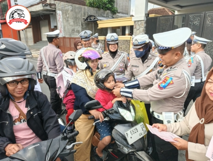 Operasi Patuh Semeru 2025 Polres Jember Sebar Brosur Edukasi Tertib Lalin Bagi Pengguna Jalan