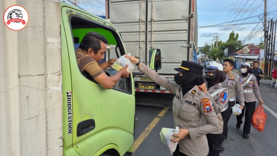 Polresta Banyuwangi Berbagi Mamiri Kepada Pengguna Jalan yang Terjebak Kepadatan Pelabuhan Ketapang