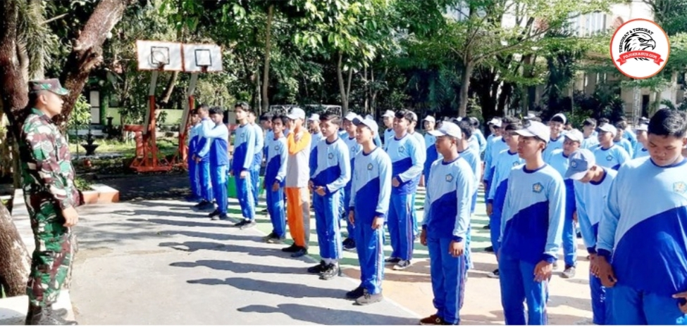 Koramil 0817/03 Kedamean Latih PBB Siswa Siswi dalam Rangka MPLS di Sejumlah Sekolah