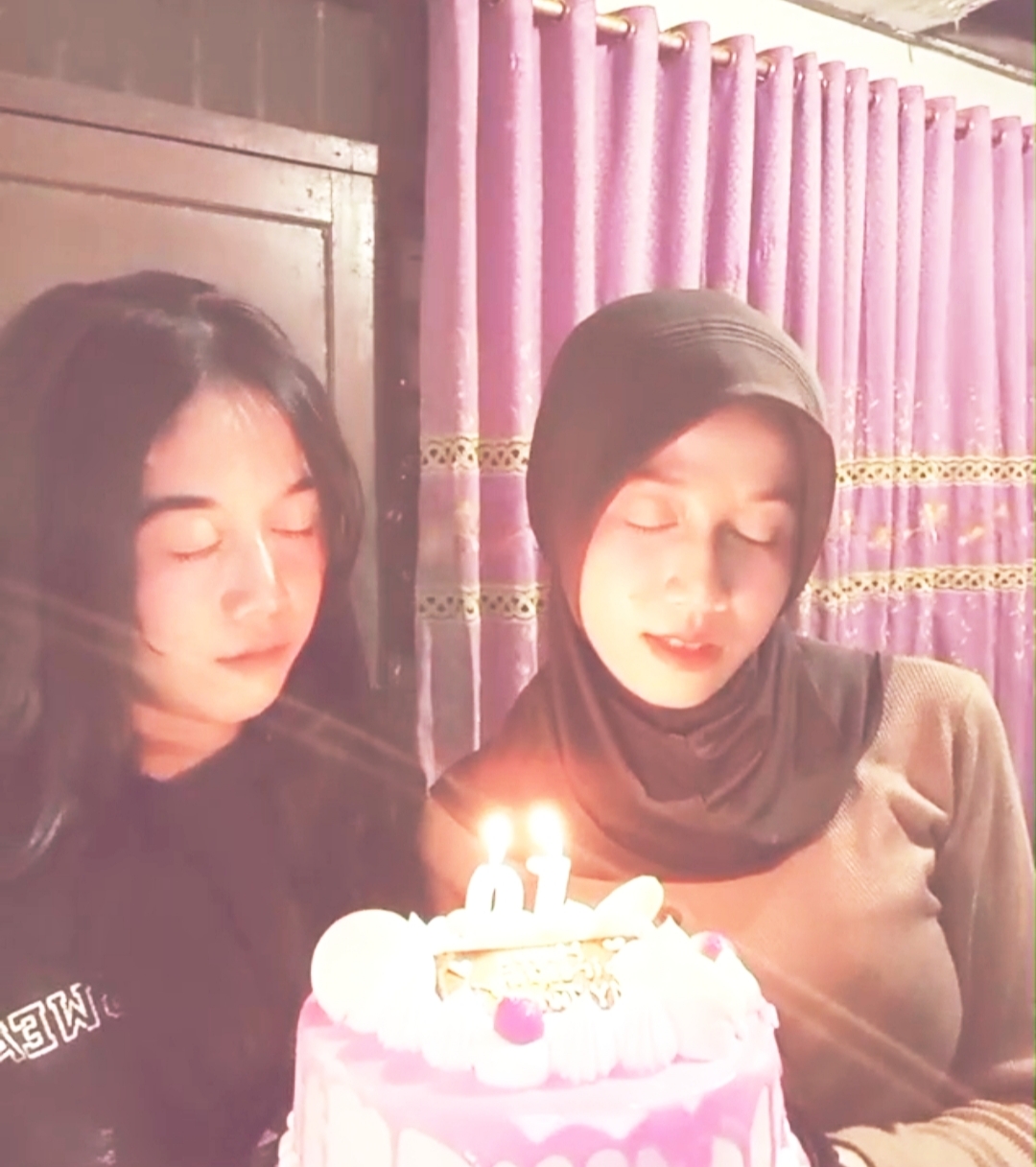 Lilin Kecil Menyala Disini