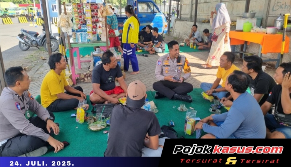 Ngopi Bareng Sopir, Polisi Sosialisasikan Operasi Patuh Semeru dan ODOL di Banyuwangi