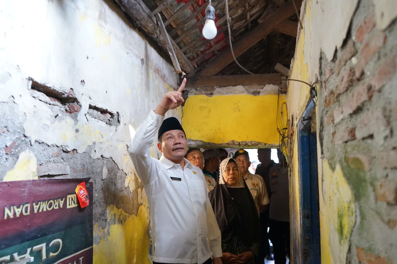 Bupati Sidoarjo Subandi Kunjungi Rumah Tidak Layak Huni di Bluru Kidul dan Magersari, Langsung Direnovasi