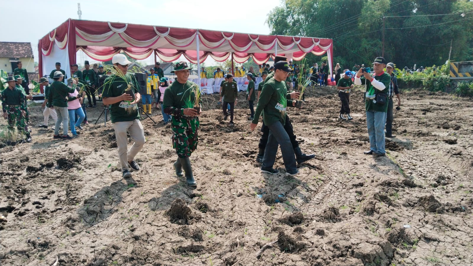 Tanggul Kuat – Cegah Banjir. Danramil Benjeng Turut Serta Tanam Rumput Vertiver di Sepanjang Sungai Lamong