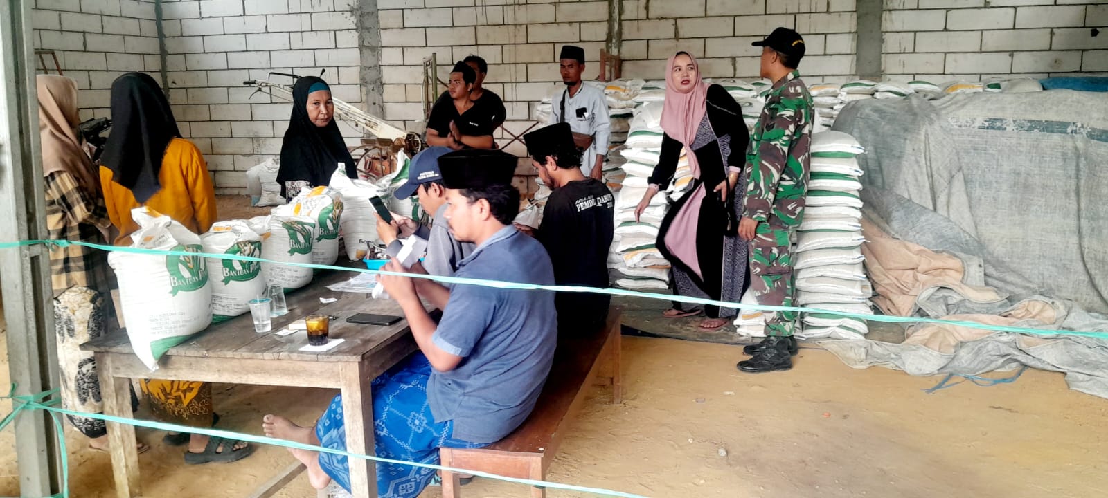 TNI Hadir di Tengah Masyarakat Koramil Geger Dampingi Penyaluran Bantuan Beras di Tiga Desa