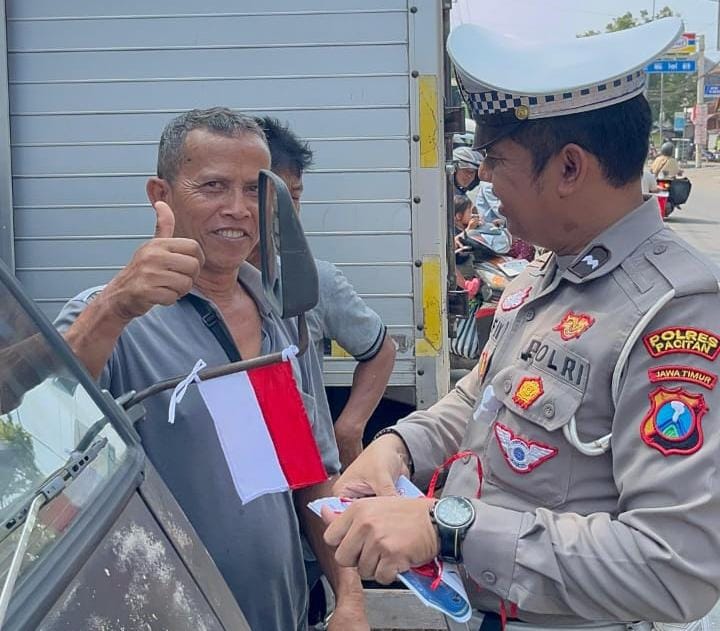 Polres Pacitan Pupuk Jiwa Nasionalisme Jelang HUT ke-80 RI, Berbagi Ratusan Bendera Merah Putih