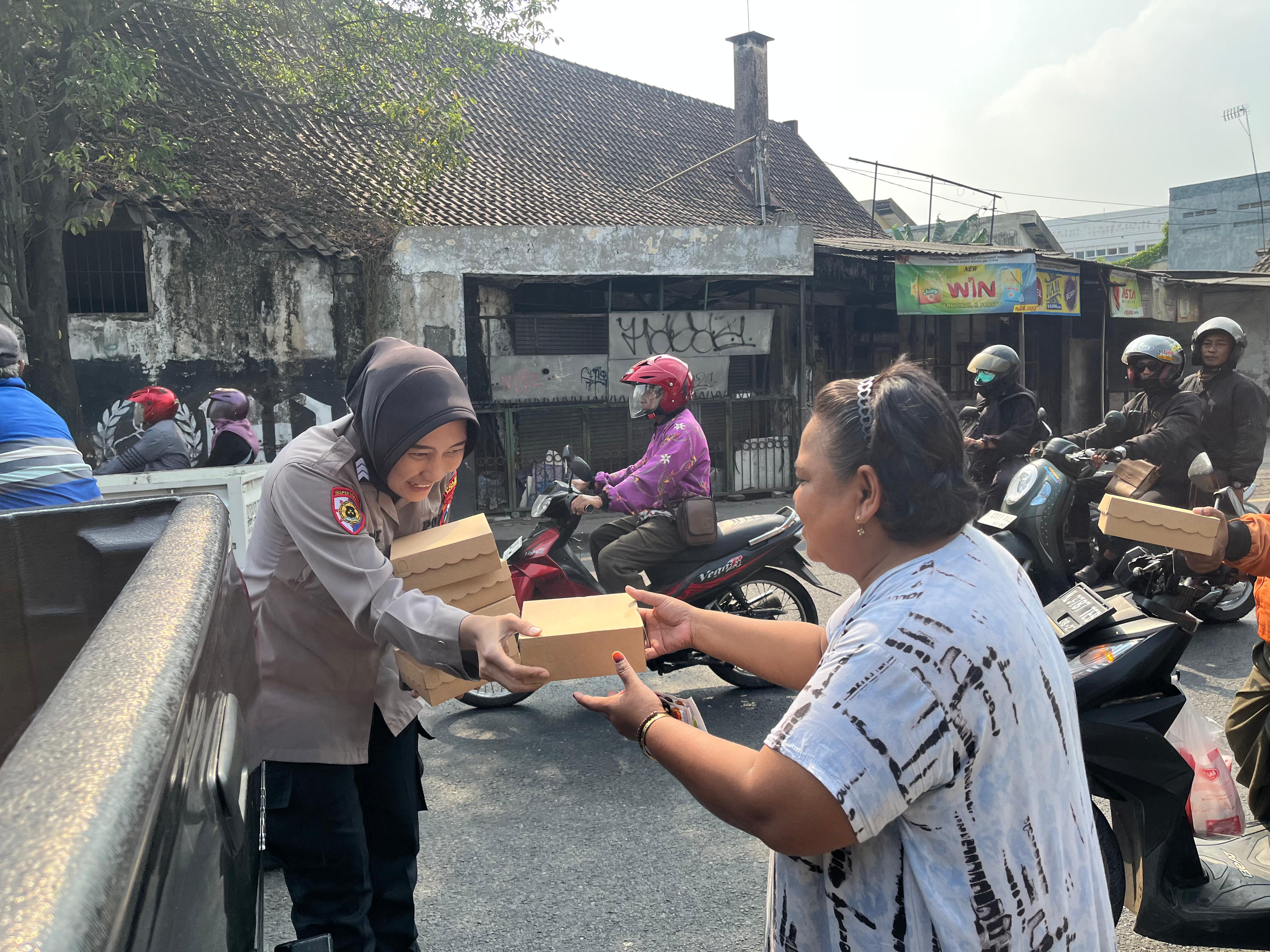 Polwan Polres Pasuruan Berbagi Nasi Kotak dalam Giat Rutin Jumat Berkah.