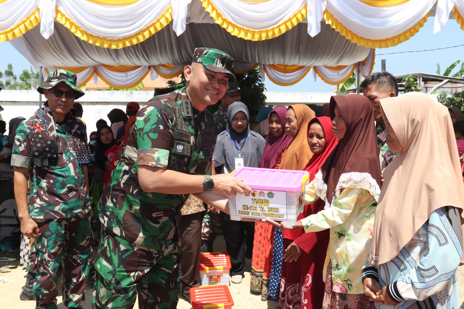 Kasi Teritorial Kasrem 084/Bhaskara Jaya Dampingi Tim Wasev Mabesad Tinjau Progres TMMD ke-125 di Desa Kramat Pamekasan.