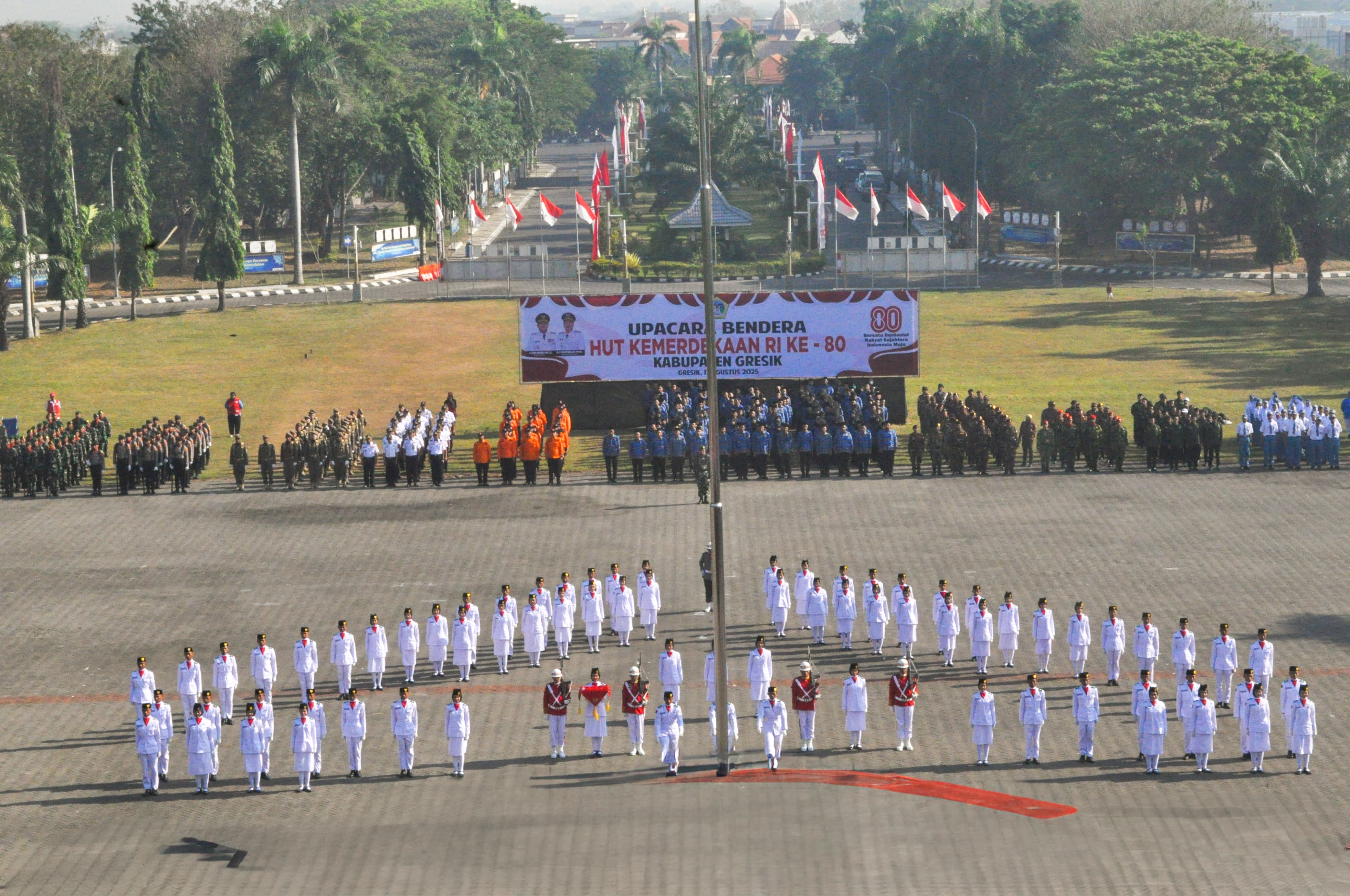 Upacara Bendera HUT ke-80 RI di Pemkab Gresik Berlangsung Khidmat