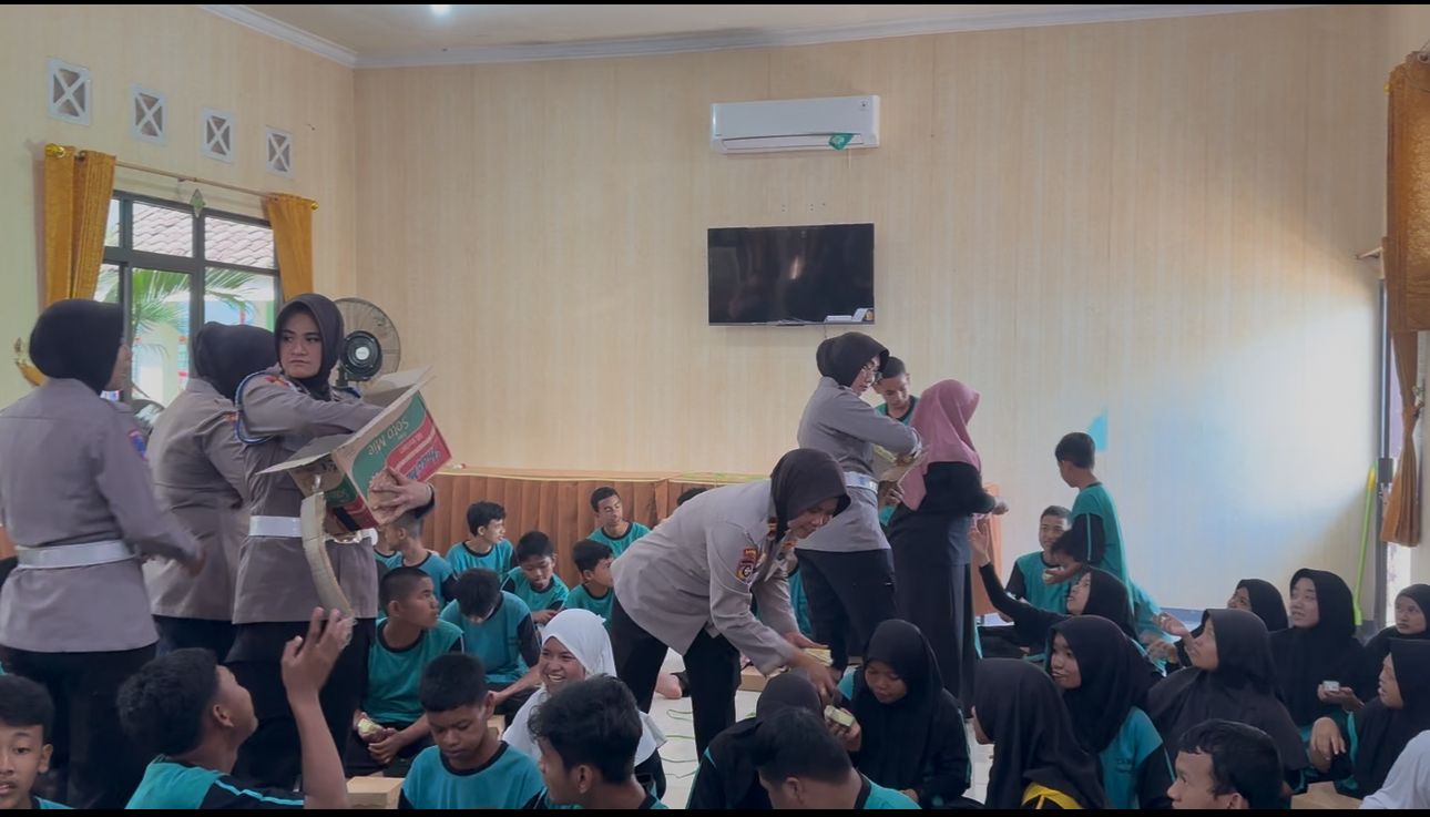 HUT ke-77, Polwan Polres Pasuruan Rayakan dengan Anak Disabilitas SLBN Pandaan
