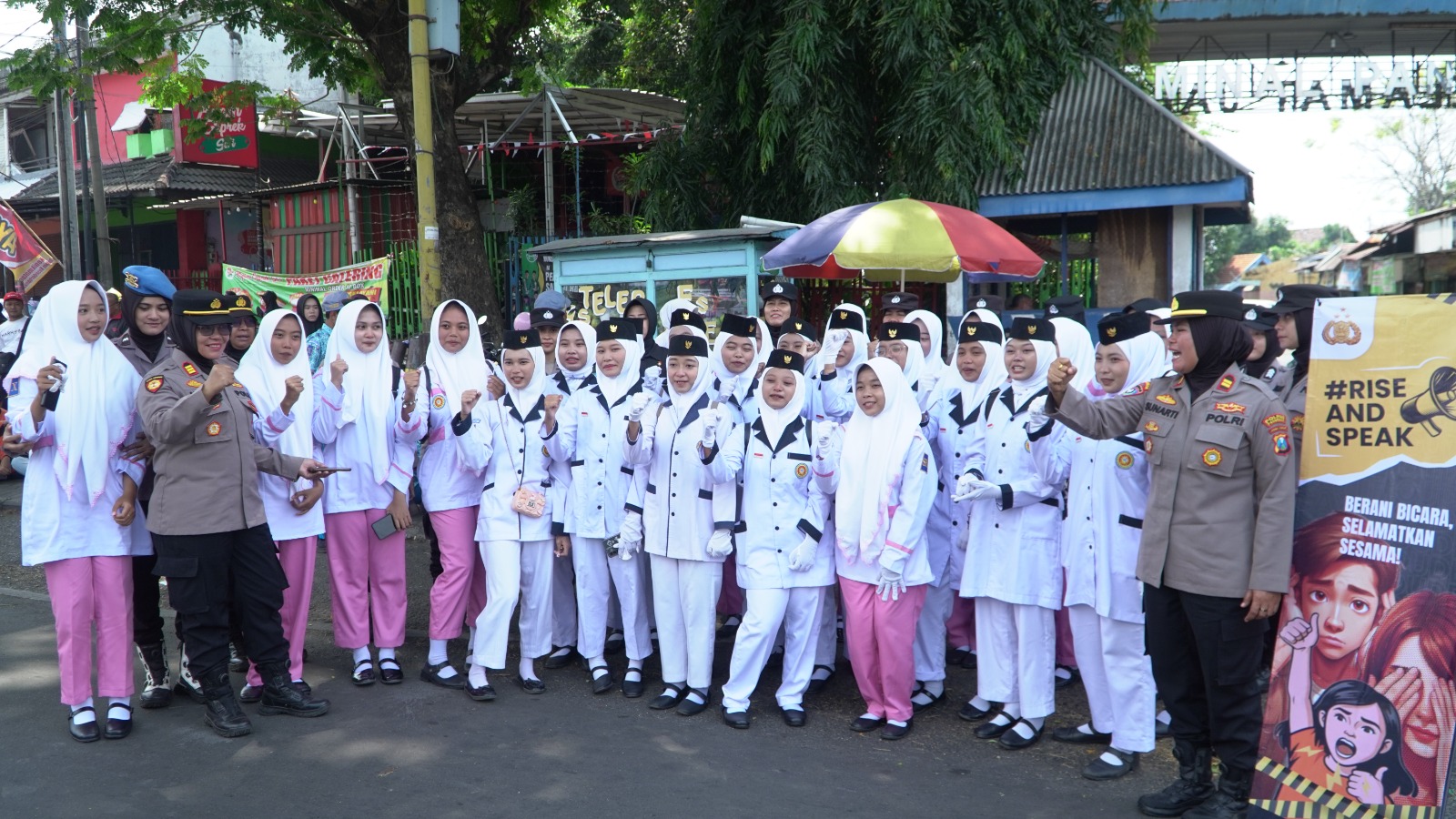 Polwan Polres Pasuruan Gelar Rise and Speak di Stasiun Bangil