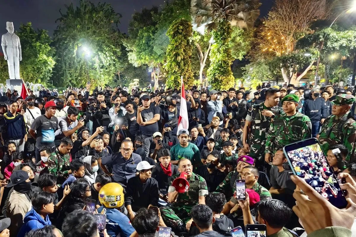 Danrem 084/BJ Dampingi Pangdam V/Brawijaya Duduk Bersama Massa Aksi di Grahadi, Suasana Tegang Cair Jadi Keakraban