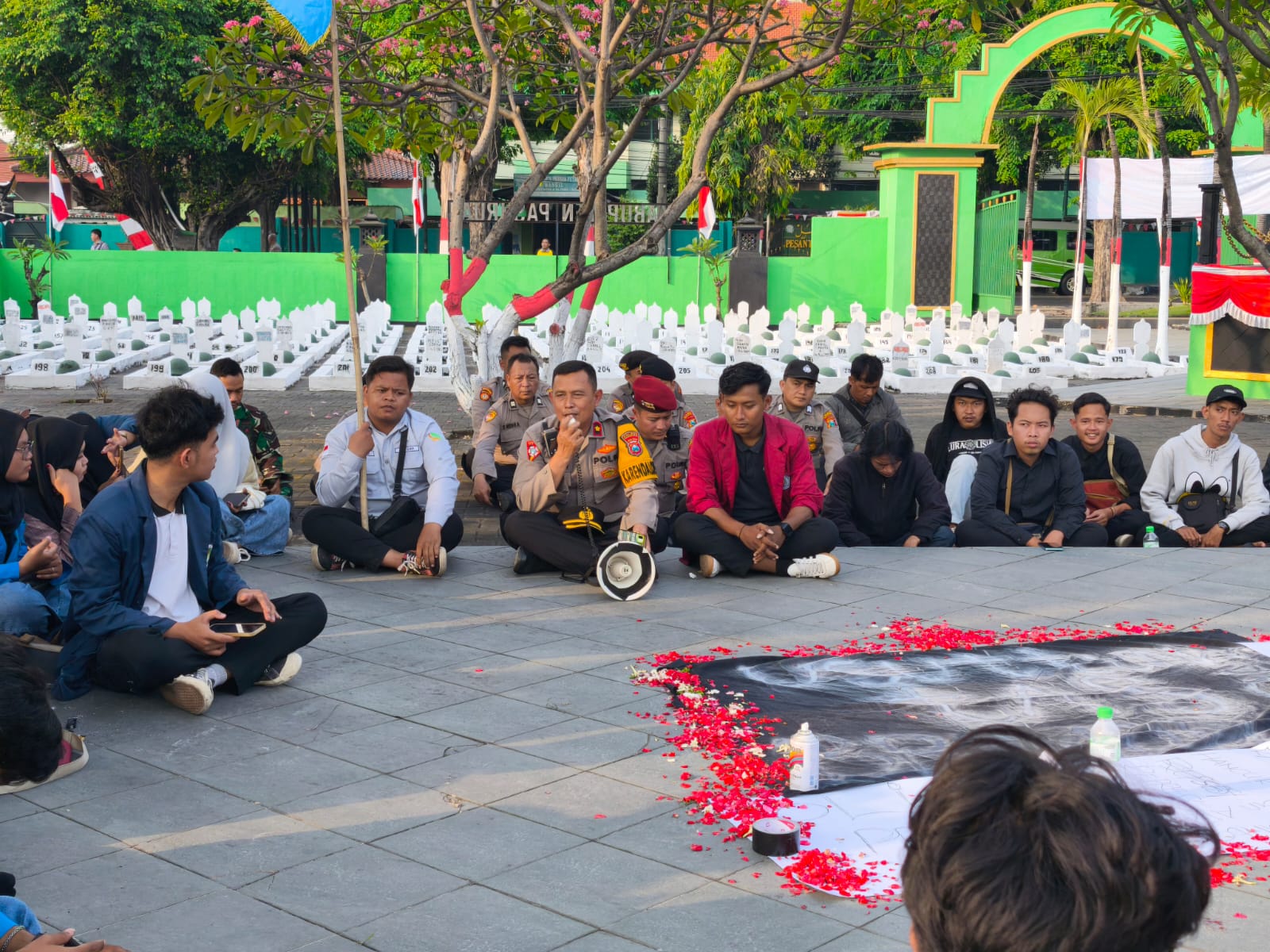 Polres Pasuruan Hadir Membersamai Aksi Damai Mahasiswa di TMP Bangil