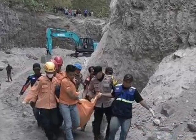 Tim SAR Gabungan Polres Magetan Berhasil Evakuasi Korban Longsor Tambang Trosono