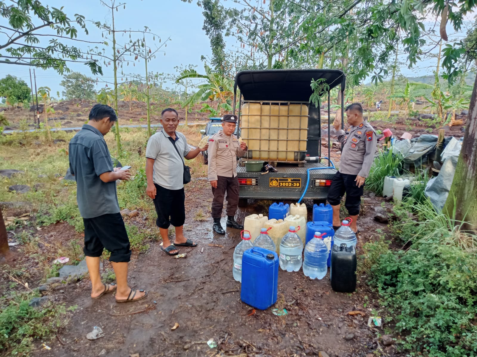 Kapolsek Winongan Distribusikan Air Bersih ke Warga Pelosok Dusun Guwo