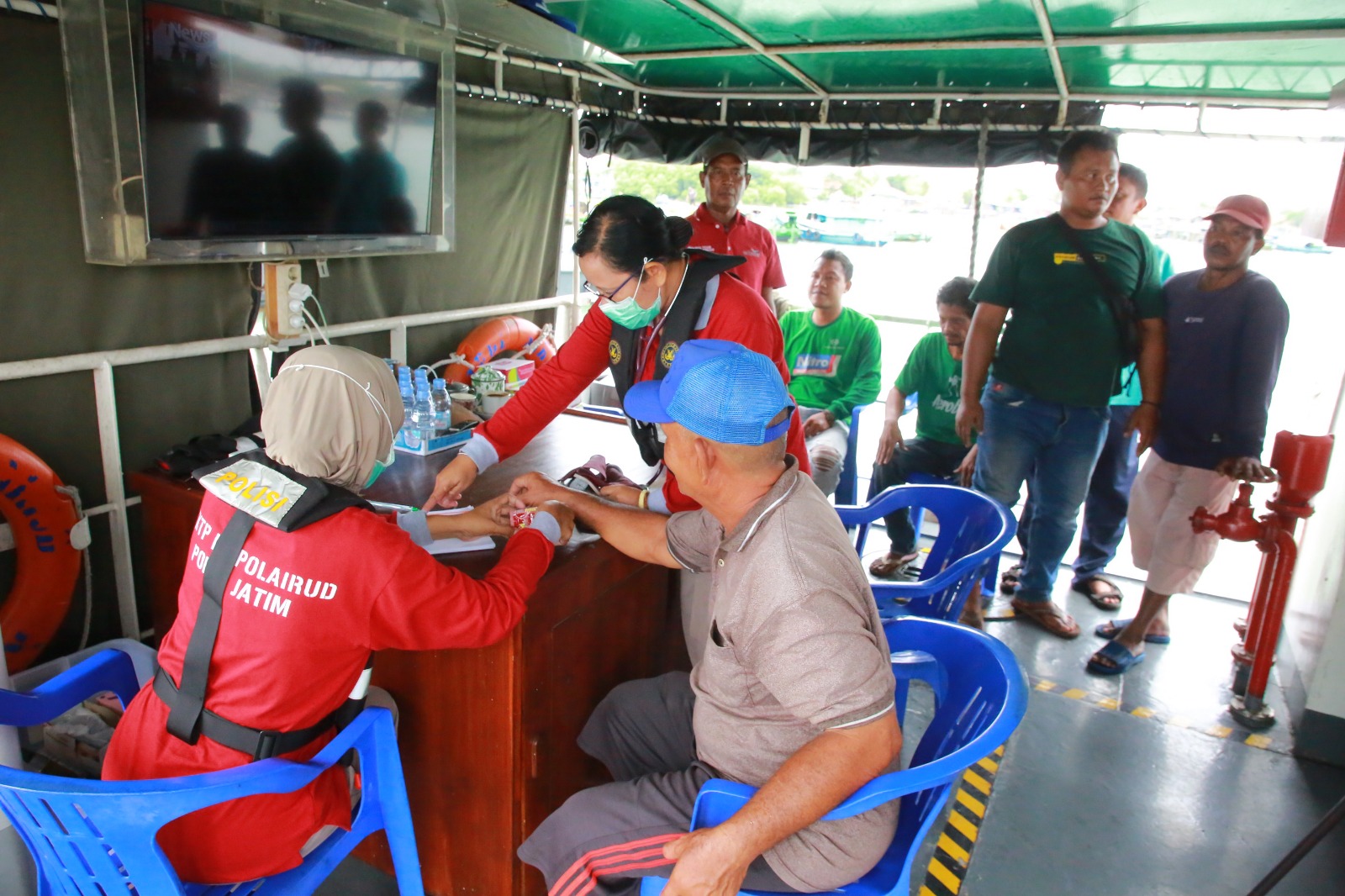 Cepat Dekat dan Bersahabat Ditpolairud Polda Jatim Gelar Perpustakaan dan Klinik Terapung