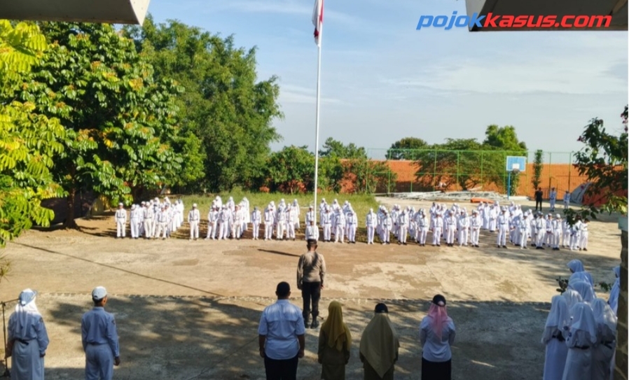 Jadi Pembina Upacara di SMAN 1 Lumbang, Kapolsek Lumbang Ajak Siswa Bijak Bermedsos