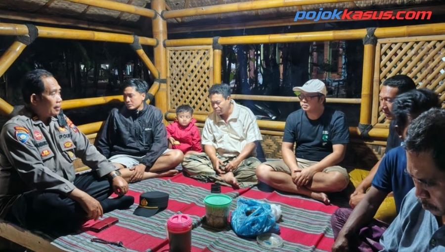 Polres Pasuruan Gelar Patroli Dialogis, Wujudkan Kamtibmas Kondusif Bersama Warga di Pos Kamling