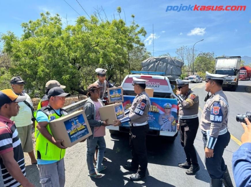Hari Lalu Lintas Bhayangkara ke-70 Polres Situbondo Berbagi Sembako dan Rompi untuk Supeltas